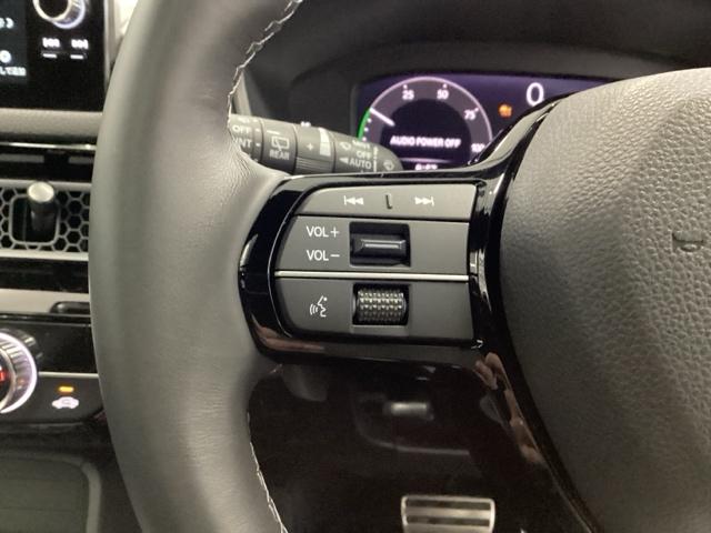 �X�e�A�����O���葤�̓I�[�f�B�I�֘A�̑���X�C�b�`�ł��B��������炷���ƂȂ��^�]�ɏW���ł��܂�