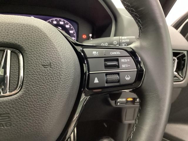 �X�e�A�����O�E�葤�Ɉ��S�^�]�x���@�\�̃z���_�Z���V���O���R���g���[������X�C�b�`�A���葤�ɃI�[�f�B�I�֘A�̃R���g���[���X�C�b�`��z�u�A��������炷���ƂȂ��^�]�ɏW���ł��܂�