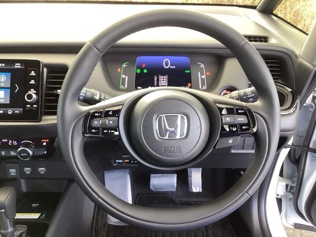 �{�v�n���h���̉E���ɂ���{�^���������N���[�Y�R���g���[���ł��B�A�N�Z���y�_���𓥂܂��ɐݒ葬�x���L�[�v�B�������H�ł̃h���C�u�����N�ɁB�܂��A���ɃI�[�f�B�I�����R���X�C�b�`������܂��B