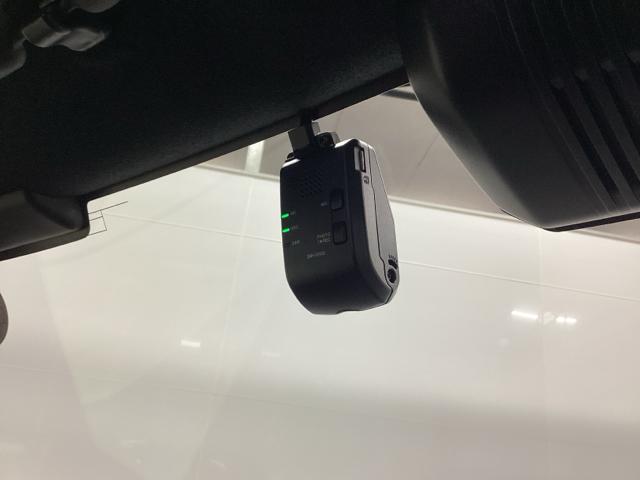 �܂����I�̎��̂��߂Ƀh���C�u���R�[�_�[�������Ă��܂��B�Փ˂����m����ƈ�莞�ԉ摜�������ۑ��ł���̂ň��S�ł��B