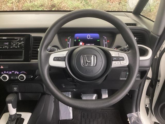 フィット ｅ：ＨＥＶベーシック　ＣＤ　ドラレコ　横滑り防止機能　ＬＥＤライト　Ａストップ　サイドカーテンエアバック　クルーズコントロール　セキュリティアラーム　スマートキー　エアバッグ　ＡＡＣ　パワーウインドウ　Ｗエアバッグ　ＡＢＳ（3枚目）