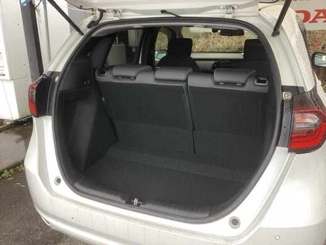 フィット ｅ：ＨＥＶベーシック　ＣＤ　ドラレコ　横滑り防止機能　ＬＥＤライト　Ａストップ　サイドカーテンエアバック　クルーズコントロール　セキュリティアラーム　スマートキー　エアバッグ　ＡＡＣ　パワーウインドウ　Ｗエアバッグ　ＡＢＳ（19枚目）