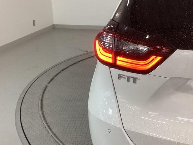 フィット ｅ：ＨＥＶベーシック　ＣＤ　ドラレコ　横滑り防止機能　ＬＥＤライト　Ａストップ　サイドカーテンエアバック　クルーズコントロール　セキュリティアラーム　スマートキー　エアバッグ　ＡＡＣ　パワーウインドウ　Ｗエアバッグ　ＡＢＳ（33枚目）