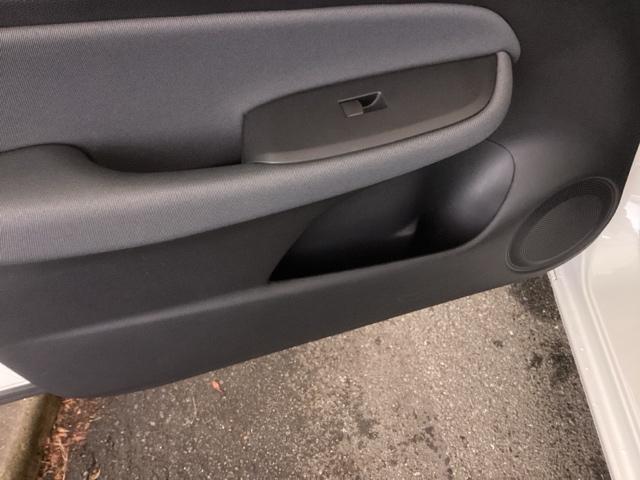 フィット ｅ：ＨＥＶベーシック　ＣＤ　ドラレコ　横滑り防止機能　ＬＥＤライト　Ａストップ　サイドカーテンエアバック　クルーズコントロール　セキュリティアラーム　スマートキー　エアバッグ　ＡＡＣ　パワーウインドウ　Ｗエアバッグ　ＡＢＳ（38枚目）