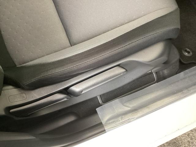 フィット ｅ：ＨＥＶベーシック　ＣＤ　ドラレコ　横滑り防止機能　ＬＥＤライト　Ａストップ　サイドカーテンエアバック　クルーズコントロール　セキュリティアラーム　スマートキー　エアバッグ　ＡＡＣ　パワーウインドウ　Ｗエアバッグ　ＡＢＳ（45枚目）