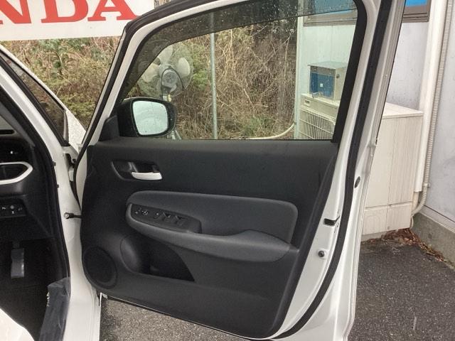 フィット ｅ：ＨＥＶベーシック　ＣＤ　ドラレコ　横滑り防止機能　ＬＥＤライト　Ａストップ　サイドカーテンエアバック　クルーズコントロール　セキュリティアラーム　スマートキー　エアバッグ　ＡＡＣ　パワーウインドウ　Ｗエアバッグ　ＡＢＳ（46枚目）