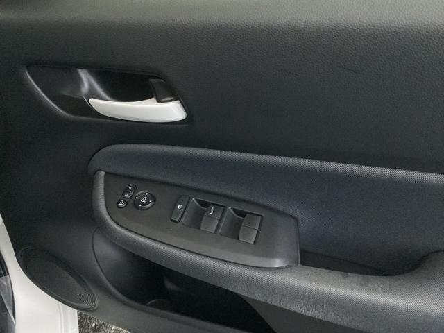 フィット ｅ：ＨＥＶベーシック　ＣＤ　ドラレコ　横滑り防止機能　ＬＥＤライト　Ａストップ　サイドカーテンエアバック　クルーズコントロール　セキュリティアラーム　スマートキー　エアバッグ　ＡＡＣ　パワーウインドウ　Ｗエアバッグ　ＡＢＳ（47枚目）