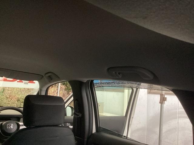 フィット ｅ：ＨＥＶベーシック　ＣＤ　ドラレコ　横滑り防止機能　ＬＥＤライト　Ａストップ　サイドカーテンエアバック　クルーズコントロール　セキュリティアラーム　スマートキー　エアバッグ　ＡＡＣ　パワーウインドウ　Ｗエアバッグ　ＡＢＳ（51枚目）