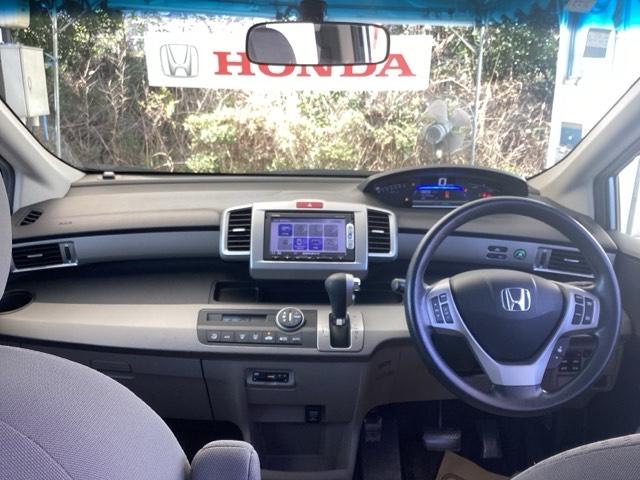 �p�[�L���O�u���[�L�̓t�b�g���Ȃ̂ŉ^�]�ȂƏ���Ȃ̊Ԃ͂�������A�ړ����y�X�ł��B�����Ǝ肪�͂��ʒu�ɂ`�s�Z���N�g���o�[��G�A�R���X�C�b�`�Ȃǂ����葀�쐫�ɗD��Ă��܂�