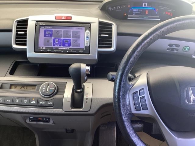 �z���_�����������[�i�r���ڂȂ̂ŁA�����ւ̃h���C�u�����C���������I�X�e�A�����O���葤�ɃI�[�f�B�I�֘A�̃R���g���[���X�C�b�`��z�u���Ă��܂��B���쎞�͎�������炷���ƂȂ��^�]�ɏW���ł��܂�