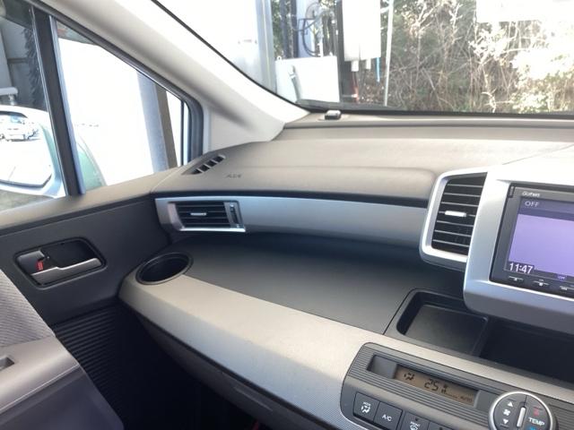 �h�A�~���[�́A�O�p���̌�둤�ɔz�u����Ă���̂ŁA���E�̖W���ɂȂ炸���S�Ɋm�F���ł��܂��B