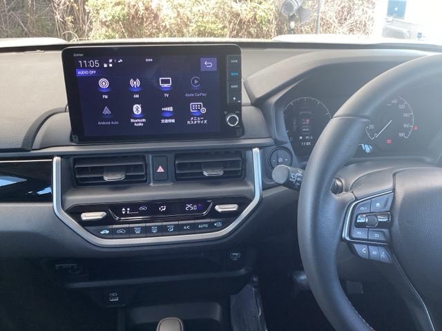 �z���_�����������[�i�r���ڂȂ̂ŁA�����ւ̃h���C�u�����C���������I�X�e�A�����O���葤�ɃI�[�f�B�I�֘A�̃R���g���[���X�C�b�`��z�u���Ă��܂��B���쎞�͎�������炷���ƂȂ��^�]�ɏW���ł��܂�