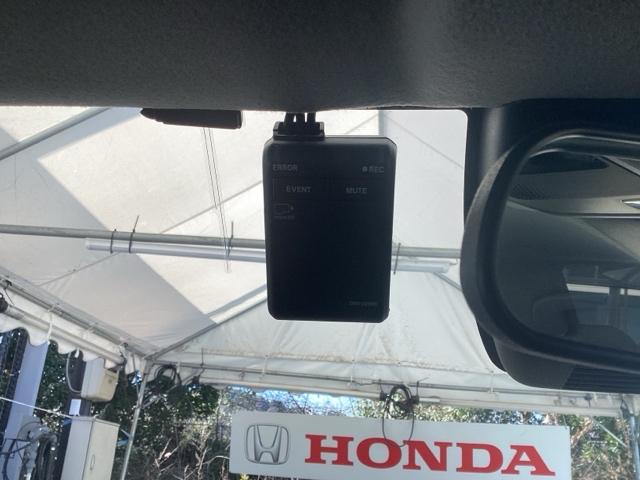 �܂����I�̎��̂��߂Ƀh���C�u���R�[�_�[�������Ă��܂��B�Փ˂����m����ƈ�莞�ԉ摜�������ۑ��ł���̂ň��S�ł��B