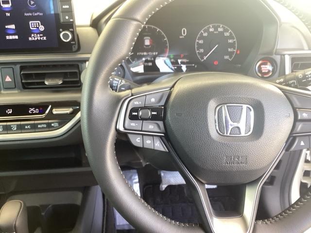 �X�e�A�����O���葤�̓I�[�f�B�I�֘A�̑���X�C�b�`�ł��B��������炷���ƂȂ��^�]�ɏW���ł��܂�