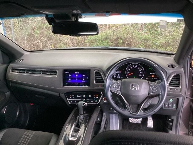 �܂Ԃ��������������炰��A�F�̃n�[�t�V�F�C�h�t�����g�E�B���h�E�����Ă��܂��B�܂��A�v���Y�}�N���X�^�[�Z�p���ڃt���I�[�g�G�A�R���ŉ��K�ł��B