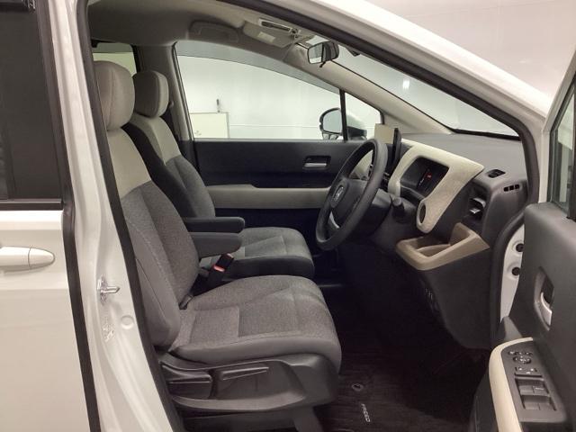 �^�]�Ȃ́A�傫�ȍ��ʂƕ�ݍ��ނ悤�Ȕw�����ꂪ�h���C�o�[�̐g�̑S�̂���������x���܂��B�㎿�ȃV�[�g�f�ނƍ���S�n�̂悢�N�b�V�������̗p���A�����Ԃ̉^�]��R�[�i�[�̑����������K�ł��B