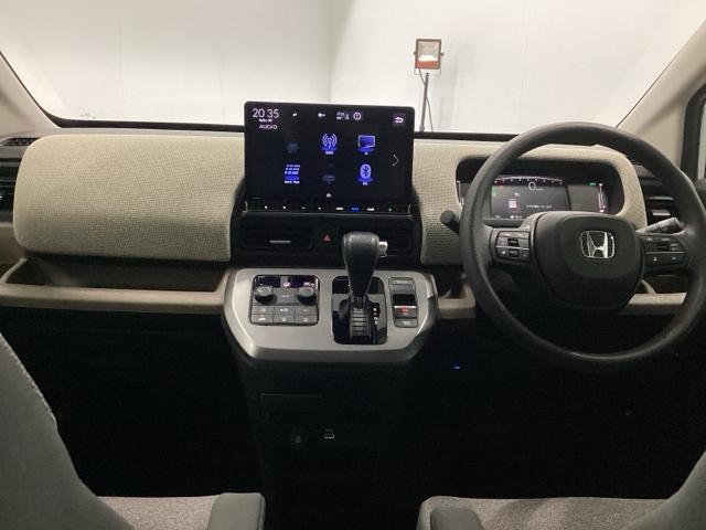 ���F���̂悢�C���p�l����ł��B����X�C�b�`��J�b�v�z���_�[���g���₷���ʒu�ɔz�u����Ă��܂��B