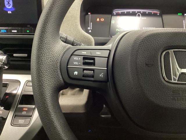 �X�e�A�����O���葤�ɃI�[�f�B�I�֘A�̃R���g���[���X�C�b�`��z�u���Ă��܂��B���쎞�͎�������炷���ƂȂ��^�]�ɏW���ł��܂��B