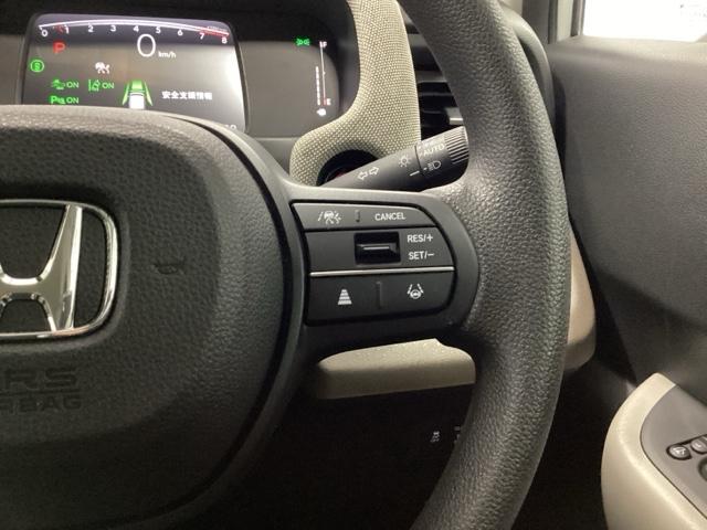 �X�e�A�����O�z�C�[���̉E�����N���[�Y�R���g���[���X�C�b�`�ł��B�A�N�Z���y�_���𓥂܂��Ɉ�葖�s���o����̂ŁA�������H�ł̑��s���O�b�Ɖ��K�ɂȂ�܂��B