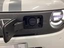 急速充電は車内のボタンを操作して開け、あとは充電コネクターを差すだけで充電開始します。簡単な充電操作と、フタの開け方を変えることで差し間違いを防げる安心感。