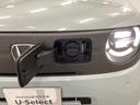 急速充電は車内のボタンを操作して開け、あとは充電コネクターを差すだけで充電開始します。簡単な充電操作と、フタの開け方を変えることで差し間違いを防げる安心感。