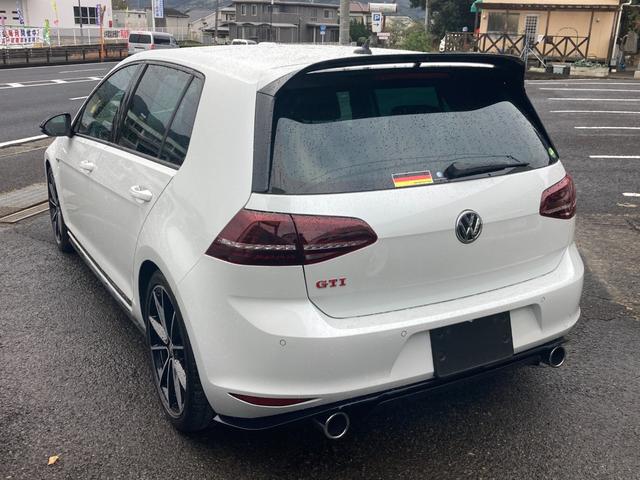 ゴルフＧＴＩ クラブスポーツ　ストリートエディション　特別限定車　ビルトインＥＴＣ　純正ナビ　Ｐスタート　純正１８ＡＷ　バックカメラ　キセノン　アイドリングストップ　クリアソナー　ドラレコ　専用コンビシート　ルーフスポイラー（6枚目）