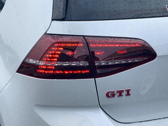 ゴルフＧＴＩ クラブスポーツ　ストリートエディション　特別限定車　ビルトインＥＴＣ　純正ナビ　Ｐスタート　純正１８ＡＷ　バックカメラ　キセノン　アイドリングストップ　クリアソナー　ドラレコ　専用コンビシート　ルーフスポイラー（18枚目）