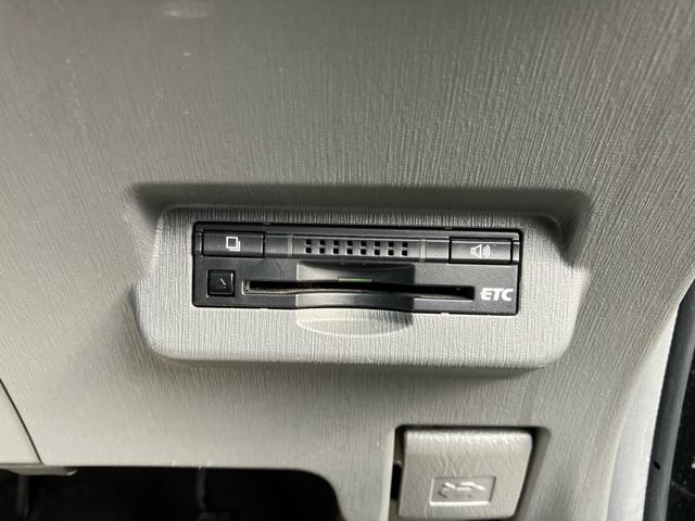 プリウスアルファ Ｓ　チューン　ブラック　５人乗り　純正ＨＤＤナビ　フルセグＴＶ　バックカメラ　ＥＴＣ車載器　前後ドラレコ　革調シートカバー　純正１６ＡＷ　タイヤ新品　オートクルーズ　オートエアコン　オートライト　ＢＬＵＥＴＯＯＴＨ（21枚目）