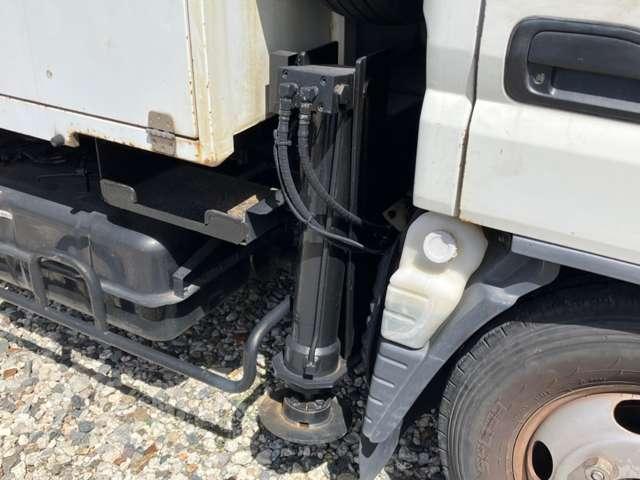 高所作業車 最大積載荷重200kgor2名 マニュアル5速ミッション 排気4900ディーゼル 型式FE73DB エアバッグ ABS エアコン パワーウインドウ(4枚目)