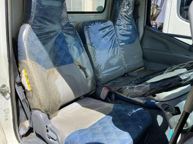 高所作業車 最大積載荷重200kgor2名 マニュアル5速ミッション 排気4900ディーゼル 型式FE73DB エアバッグ ABS エアコン パワーウインドウ(7枚目)