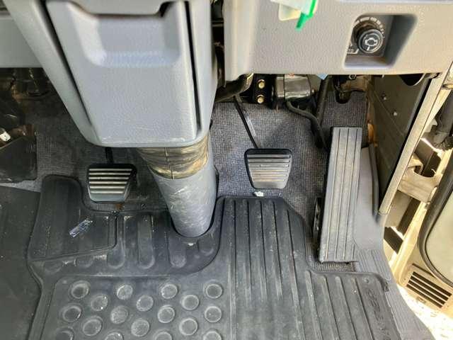高所作業車 最大積載荷重200kgor2名 マニュアル5速ミッション 排気4900ディーゼル 型式FE73DB エアバッグ ABS エアコン パワーウインドウ(10枚目)