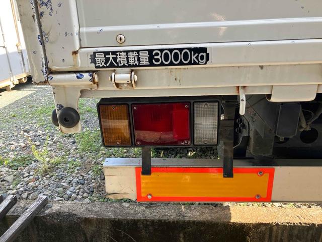 タイタントラック 　ＭＴ　後輪ダブル　ＥＴＣ　アイドリングストップ　電動格納ミラー　ＡＢＳ　エアコン　パワーステアリング　パワーウィンドウ　運転席エアバッグ（10枚目）