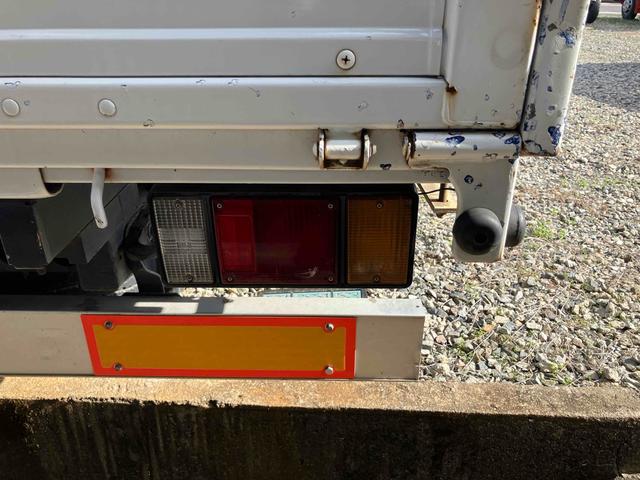 タイタントラック 　ＭＴ　後輪ダブル　ＥＴＣ　アイドリングストップ　電動格納ミラー　ＡＢＳ　エアコン　パワーステアリング　パワーウィンドウ　運転席エアバッグ（11枚目）