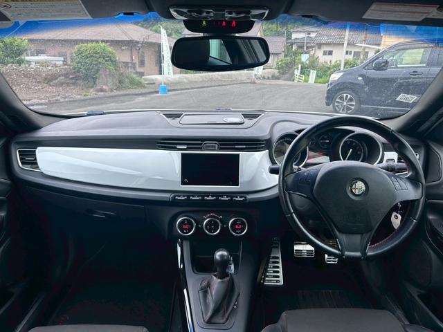 ジュリエッタ コンペティツィオーネ　ホワイトエディション　禁煙車　ＨＩＤヘッドライト　アルミホイール　本革シート　シートヒーター　パワーシート　ＥＴＣ　アイドリングストップ　横滑り防止装置（6枚目）