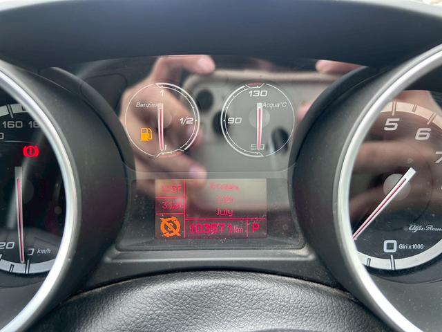 ジュリエッタ コンペティツィオーネ　ホワイトエディション　禁煙車　ＨＩＤヘッドライト　アルミホイール　本革シート　シートヒーター　パワーシート　ＥＴＣ　アイドリングストップ　横滑り防止装置（12枚目）