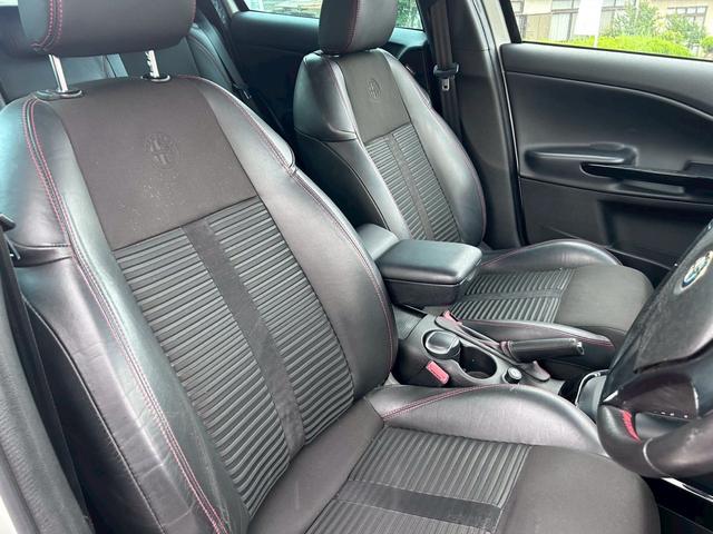 ジュリエッタ コンペティツィオーネ　ホワイトエディション　禁煙車　ＨＩＤヘッドライト　アルミホイール　本革シート　シートヒーター　パワーシート　ＥＴＣ　アイドリングストップ　横滑り防止装置（13枚目）