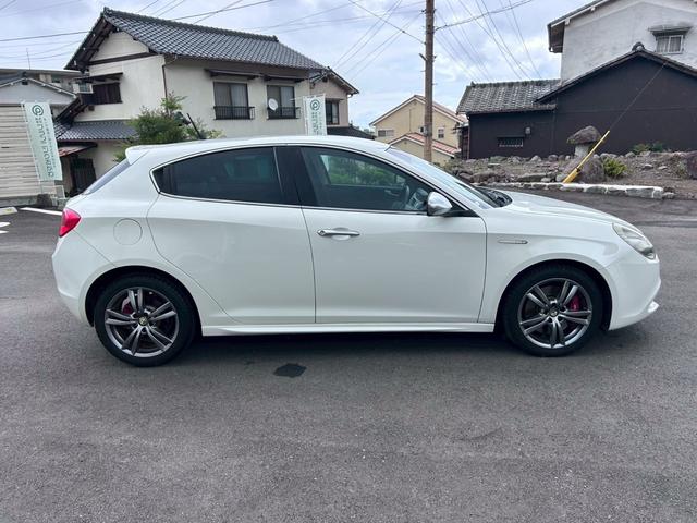 ジュリエッタ コンペティツィオーネ　ホワイトエディション　禁煙車　ＨＩＤヘッドライト　アルミホイール　本革シート　シートヒーター　パワーシート　ＥＴＣ　アイドリングストップ　横滑り防止装置（22枚目）