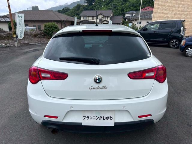ジュリエッタ コンペティツィオーネ　ホワイトエディション　禁煙車　ＨＩＤヘッドライト　アルミホイール　本革シート　シートヒーター　パワーシート　ＥＴＣ　アイドリングストップ　横滑り防止装置（24枚目）