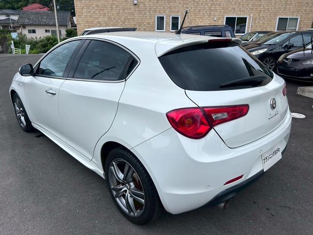 ジュリエッタ コンペティツィオーネ　ホワイトエディション　禁煙車　ＨＩＤヘッドライト　アルミホイール　本革シート　シートヒーター　パワーシート　ＥＴＣ　アイドリングストップ　横滑り防止装置（25枚目）