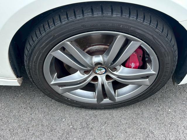 ジュリエッタ コンペティツィオーネ　ホワイトエディション　禁煙車　ＨＩＤヘッドライト　アルミホイール　本革シート　シートヒーター　パワーシート　ＥＴＣ　アイドリングストップ　横滑り防止装置（30枚目）