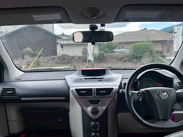 ｉＱ １００Ｇ　レザーパッケージ　禁煙車　黒・赤コンビ革シート　ＥＴＣ　キーレスエントリー　アルミホイール　電動格納ドアミラー　オートエアコン　横滑り防止装置（6枚目）