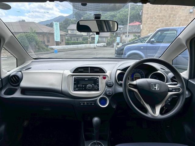 フィットハイブリッド ベースグレード　走行７３６１７ｋｍ　車検２年付　クルーズコントロール　ＥＴＣ　キーレスエントリー　ＣＤデッキ　オートエアコン　ＡＢＳ　運転席助手席エアバック（6枚目）