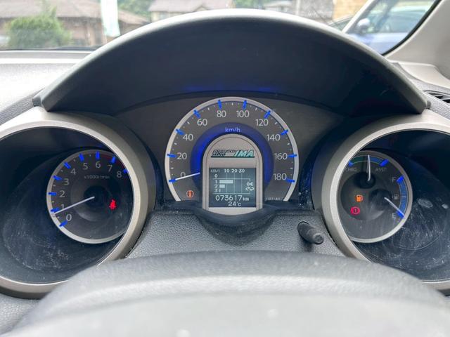 フィットハイブリッド ベースグレード　走行７３６１７ｋｍ　車検２年付　クルーズコントロール　ＥＴＣ　キーレスエントリー　ＣＤデッキ　オートエアコン　ＡＢＳ　運転席助手席エアバック（9枚目）