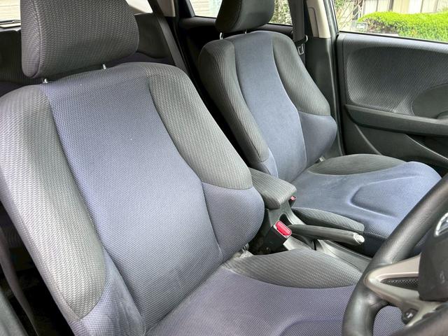 フィットハイブリッド ベースグレード　走行７３６１７ｋｍ　車検２年付　クルーズコントロール　ＥＴＣ　キーレスエントリー　ＣＤデッキ　オートエアコン　ＡＢＳ　運転席助手席エアバック（12枚目）