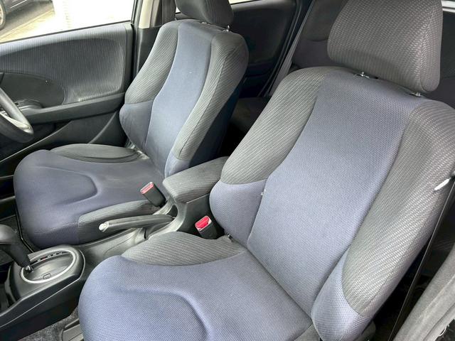 フィットハイブリッド ベースグレード　走行７３６１７ｋｍ　車検２年付　クルーズコントロール　ＥＴＣ　キーレスエントリー　ＣＤデッキ　オートエアコン　ＡＢＳ　運転席助手席エアバック（17枚目）