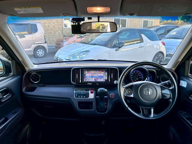 Ｎ－ＯＮＥ プレミアム・Ｌパッケージ　禁煙車　前後ドライブレコーダー　ナビ地デジＴＶ　バックカメラ　Ｂｌｕｅｔｏｏｔｈ　スマートキー　プッシュスターター　ＨＩＤヘッドライト　車検令和８年１１月（6枚目）