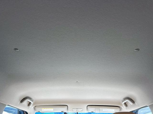 �������΂񂾃��C�g�͐���ނ̃y�[�p�[��R���p�E���h����g���đh�点�܂��B�N���A�Ȃ��ږڂŔ������􁙁�