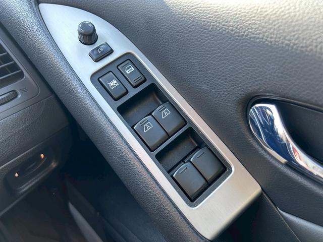 �������΂񂾃��C�g�͐���ނ̃y�[�p�[��R���p�E���h����g���đh�点�܂��B�N���A�Ȃ��ږڂŔ������􁙁�