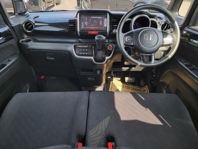 Ｎ－ＢＯＸカスタム Ｇ　ＳＳパッケージ　両側パワースライド　純正ナビ　Ｂカメラ　Ｂｌｕｅｔｏｏｔｈ　ＵＳＢ　スマートキー　ステアリングリモコン　ディスチャージライト　プライバシーガラス　１４インチアルミ　横滑り制御機能（8枚目）