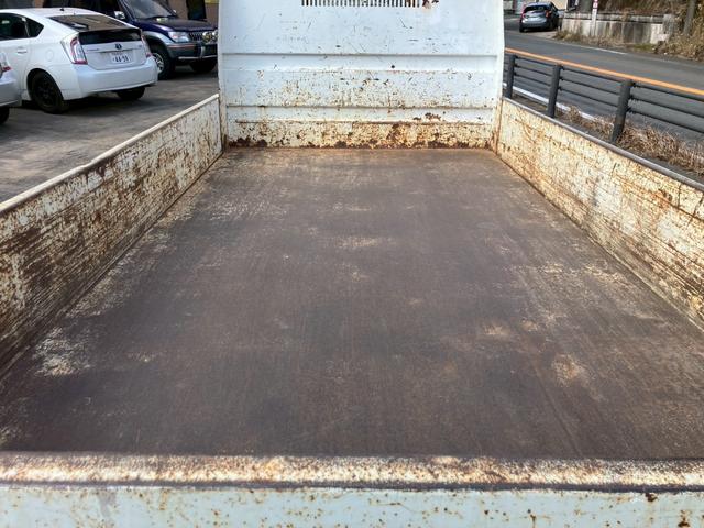 エルフトラック ダンプ　５速マニュアル　ディーゼル　２ｔ積み　リアＷタイヤ　エンジン型式４ＢＥ１　極東開発ＤＤ０２０８　荷台内寸４６９×１６９×１９７　走行９６４００ｋｍ　３人乗り（9枚目）